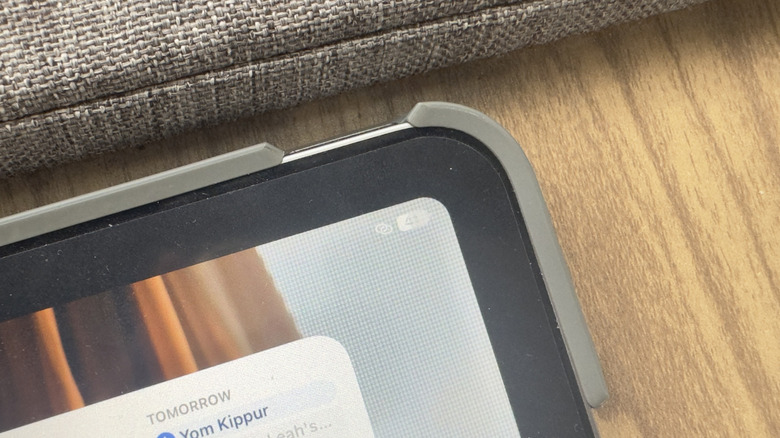 An iPad showing a chain link symbol while connected to an iPhone hotspot
