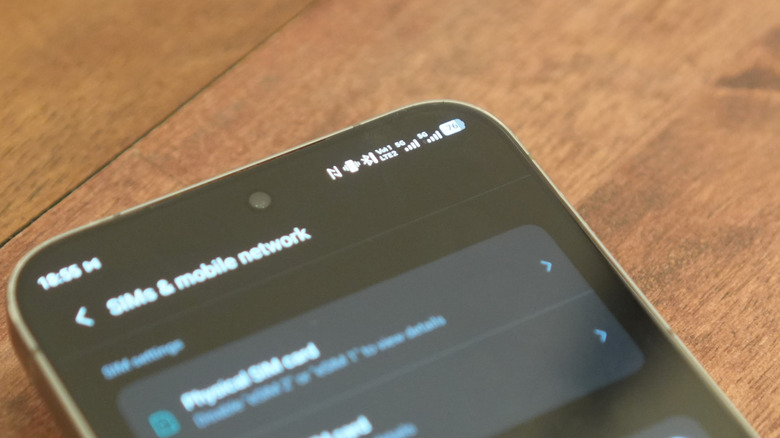 The VoLTE symbol on this phone's notification bar indicates both SIMs support voice calls over LTE.