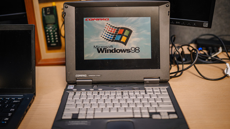 A Compaq laptop running on Windows 98.