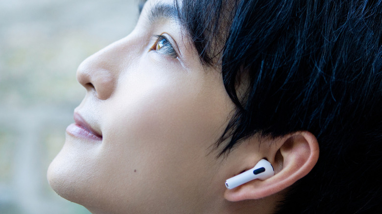 A person wearing AirPods.