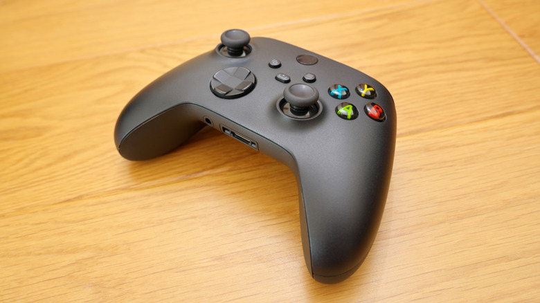 A view of the port on the bottom of an Xbox controller