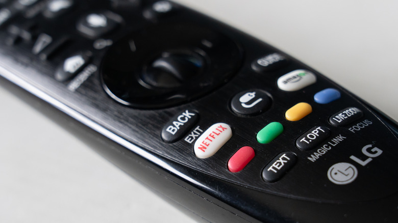 Un primer plano de un control remoto Magic de LG TV.