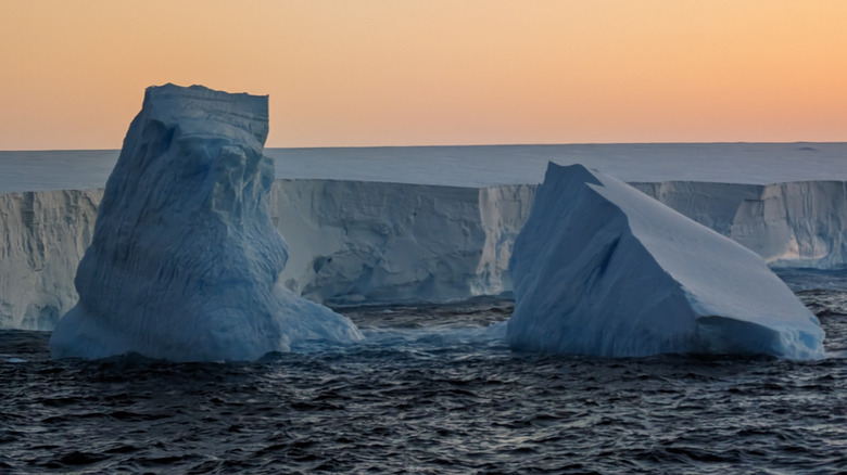 A23a iceberg breaking apart