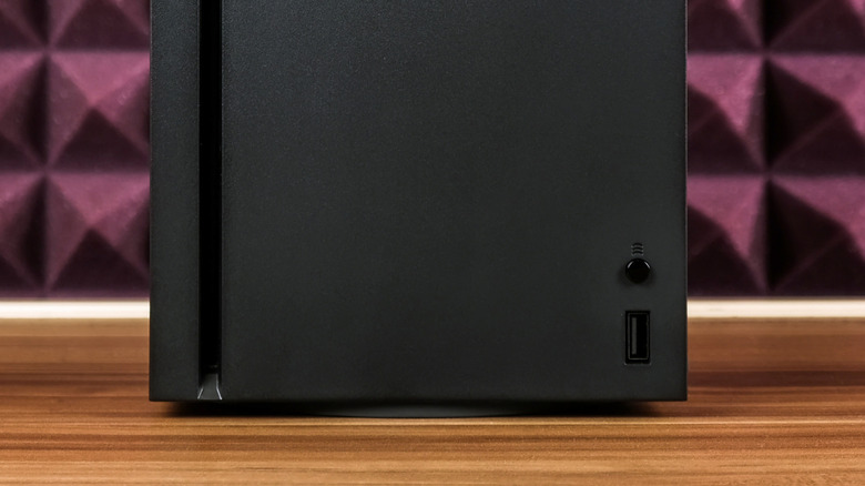 The front of the Xbox Series X console highlighting the USB port and bind button