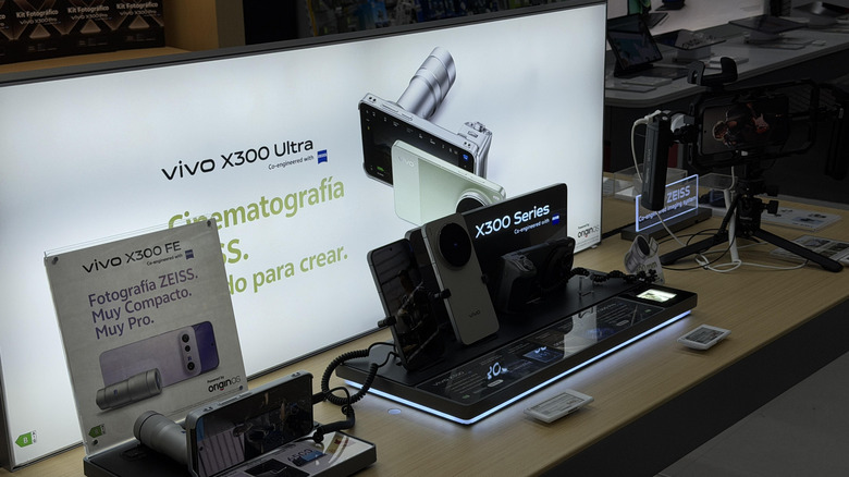 An electronics store display for the Vivo X300 Ultra and its zoom lens accessory.