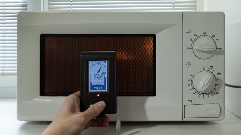 Device measuring emf from microwave oven
