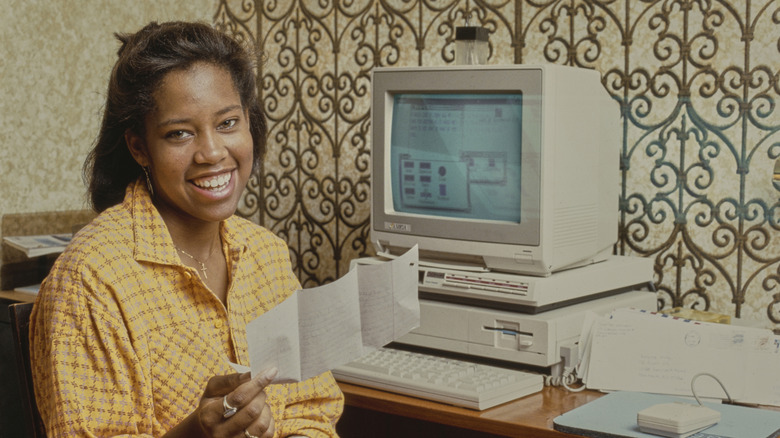 Regina King with an Amiga 1000 computer