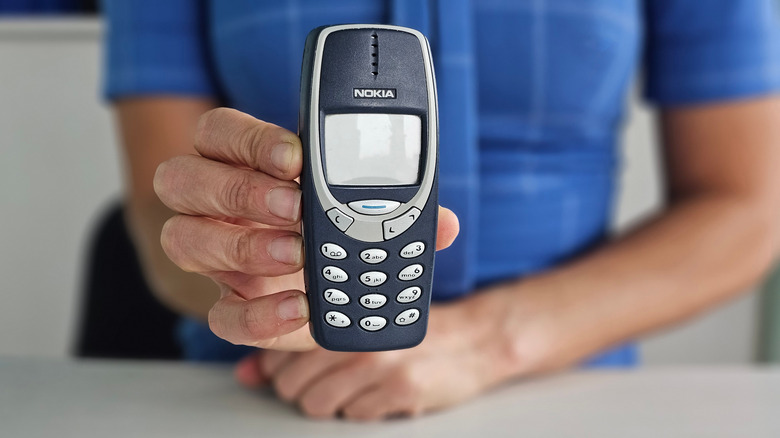 Person holding the famous Nokia 3310 phone