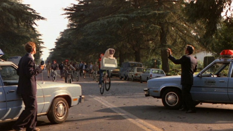 E.T. flying past agents with radios in their hands