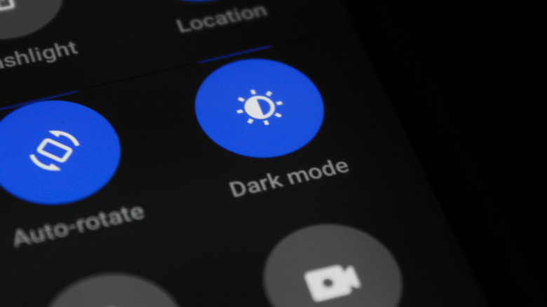 Android smartphone control panel showing dark mode and auto-rotate option