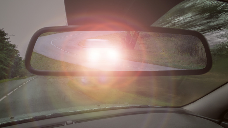 Blinding headlights in the rearview mirror from a car behind