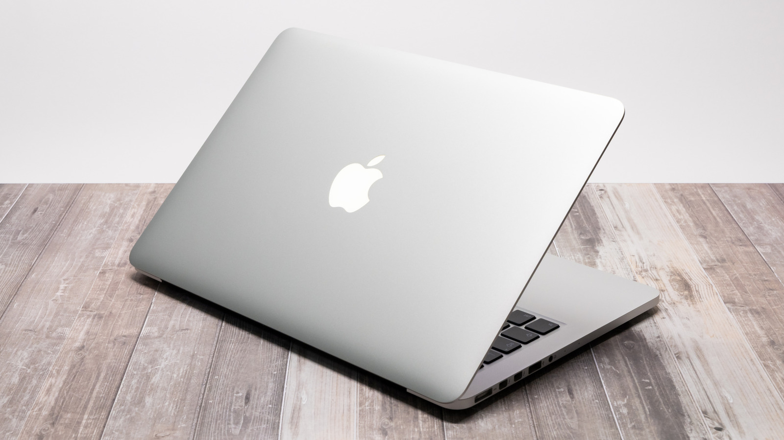 Why Did Apple Get Rid Of The Glowing Logo On MacBooks? – BGR