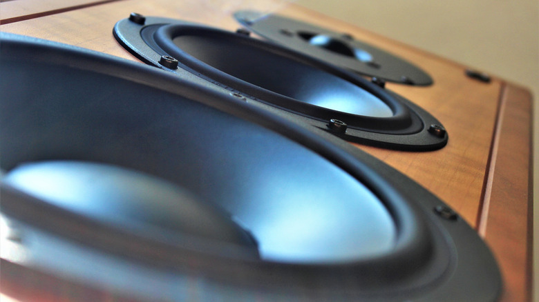Close up view of multiple speaker drivers in a housing.