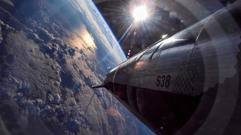 Starship seen on its side during its reentry phase
