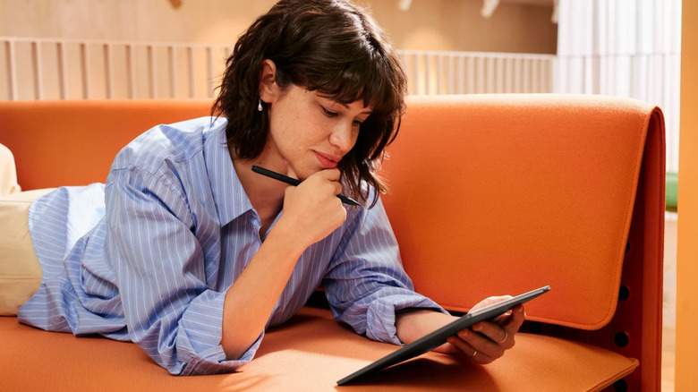 A lady using a reMarkable e-ink tablet