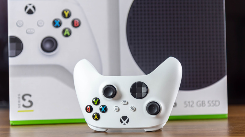 An Xbox controller in front of an Xbox Series S box.