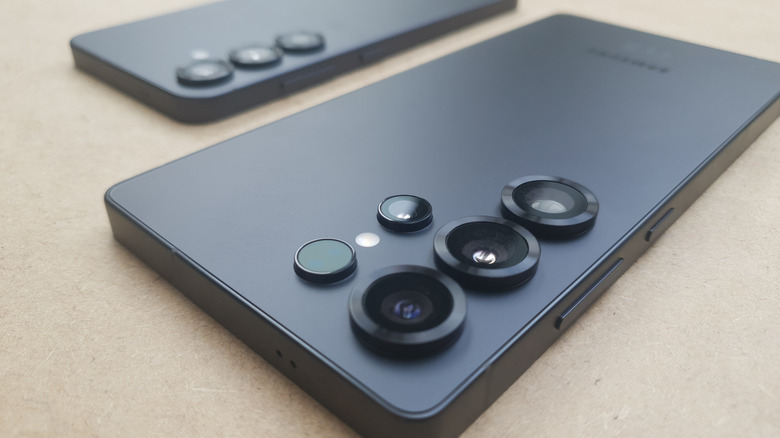 Close-up of the Samsung S25 and its cameras.