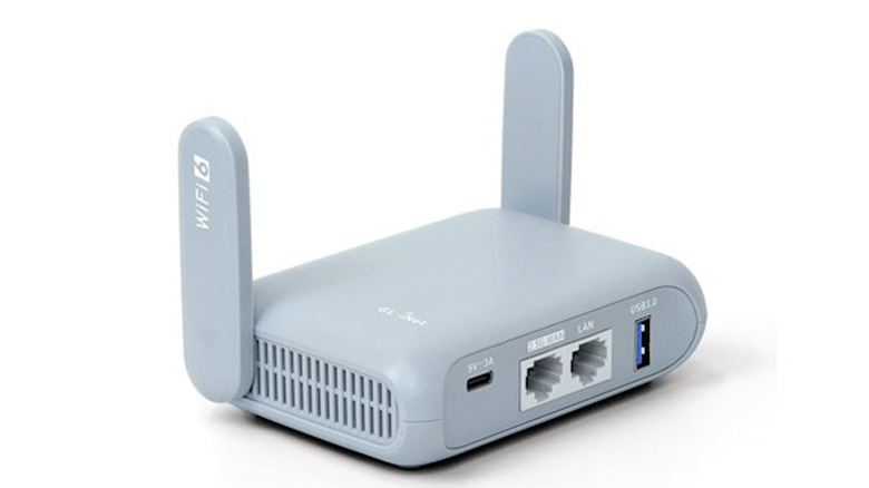 GL-MT3000 showing ethernet connections and flipped antenna