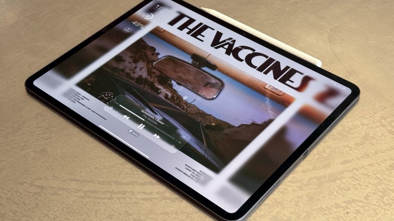 M4 iPad Pro Lock Screen in iPadOS 26