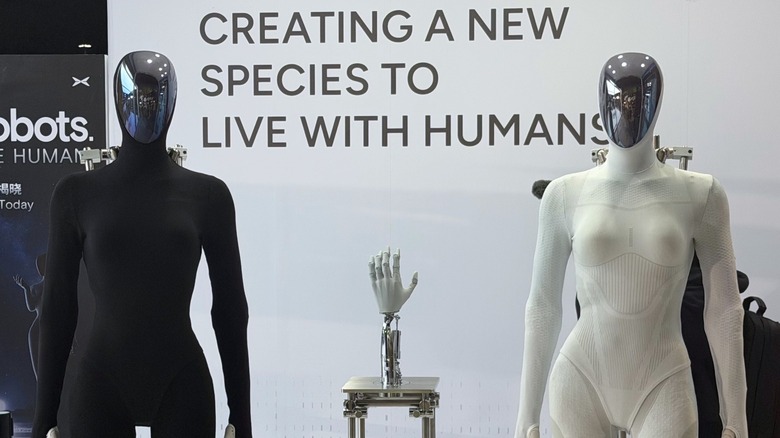 XPENG's new humanoid robots with a female-like body, in addition to its innovative hand technology
