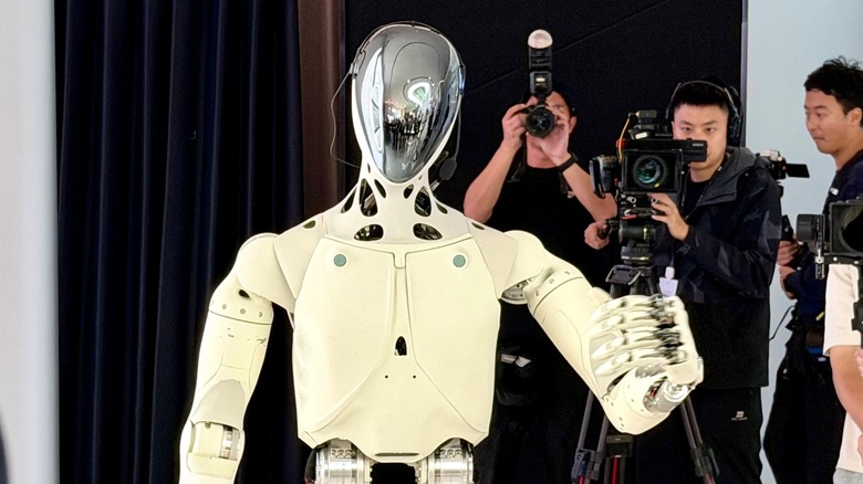 XPENG's seventh generation humanoid robot giving a showroom tour in China