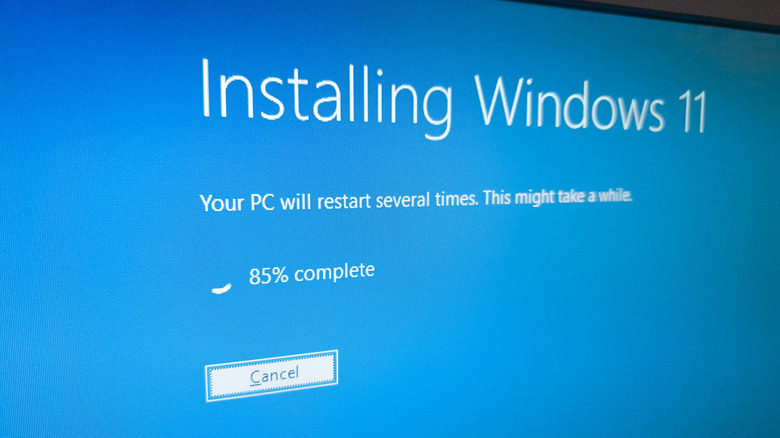 A monitor with the installer for Windows 11 running on the PC.