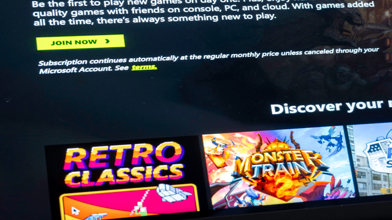 close up of join now button on xbox game pass website talking about benefits, etc