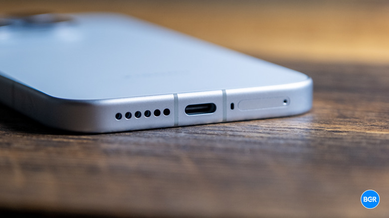 USB-C port on the Xiaomi 17