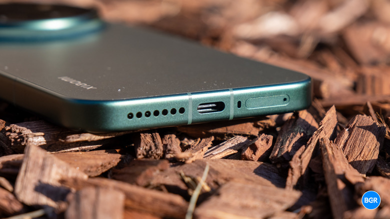 USB-C port on the Xiaomi 17 Ultra