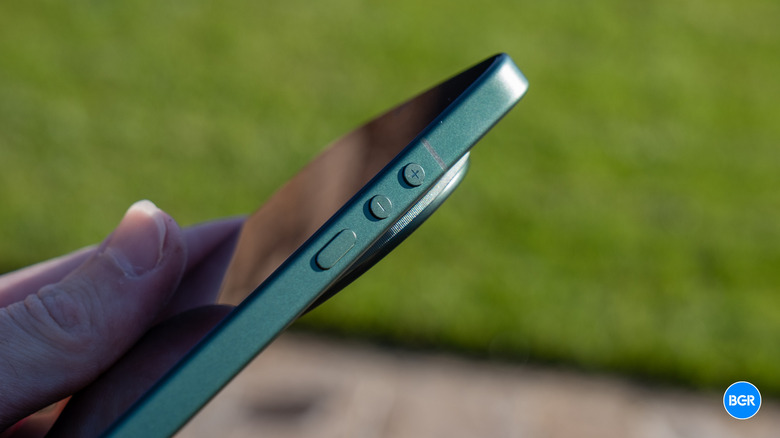 Buttons on the side of the Xiaomi 17 Ultra