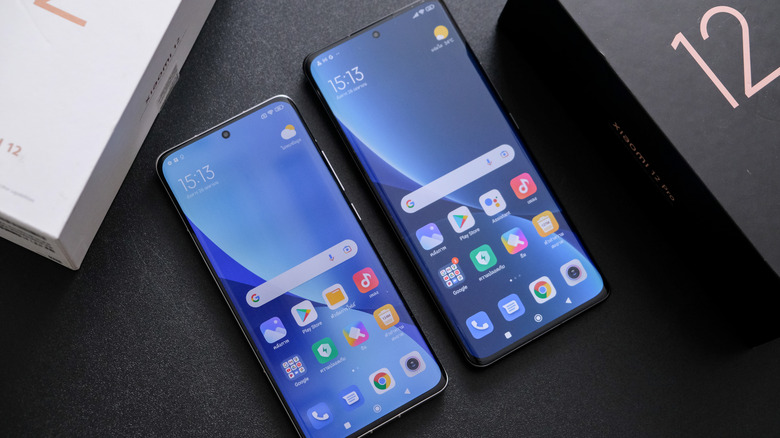 Xiaomi 12 and 12 Pro models next to each other with packaging visible.