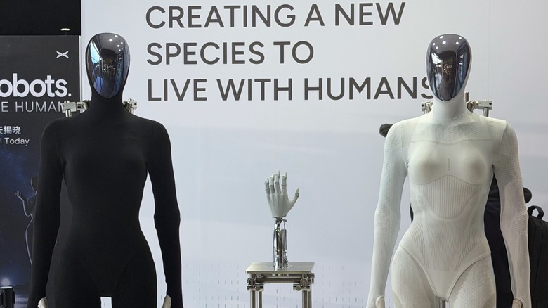 XPENG's new IRON robots with female variation