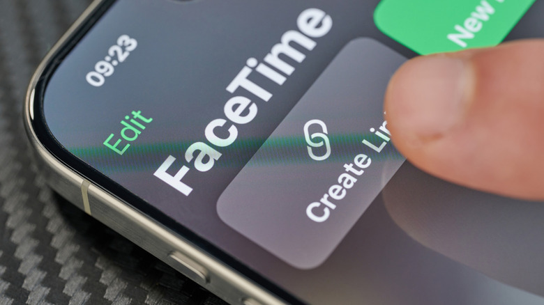 A person tapping on the Create Link option in FaceTime app on iPhone