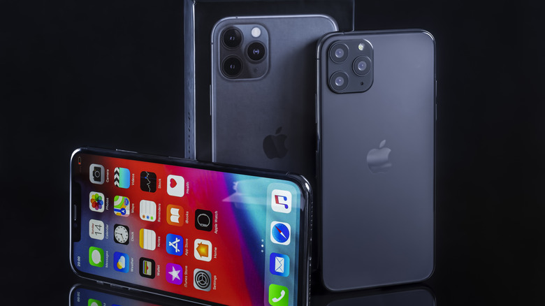 iPhone xs, iphone 11 next to each other, display showing on one