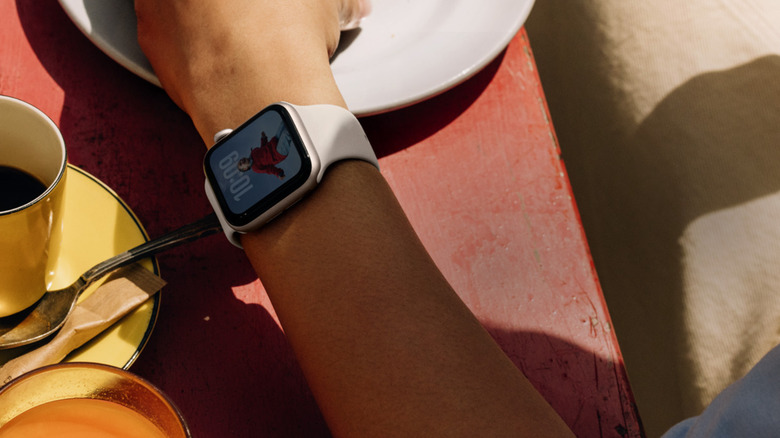 Apple Watch showing user in the sunlight