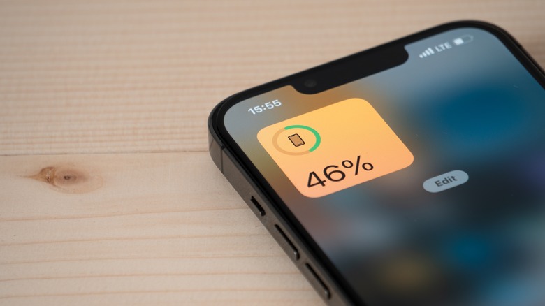 An iPhone widget displaying the remaining battery life