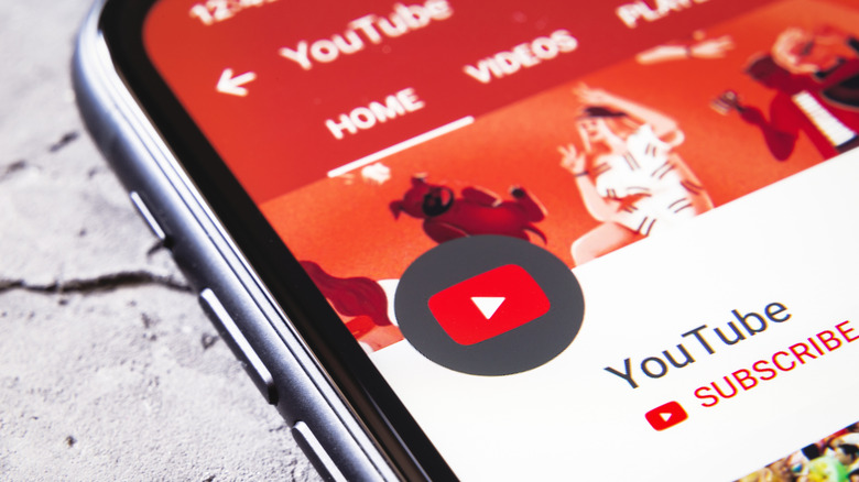 YouTube App icon channel on iPhone XR