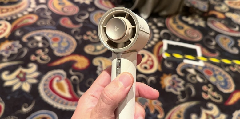 JisuLife Mini1 Pro fan in hand