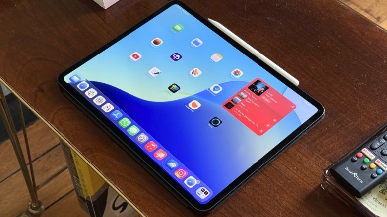 M4 iPad Pro's Home Screen on iPadOS 26