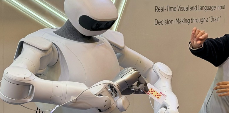 Robot playing Blackjack at CES 2026