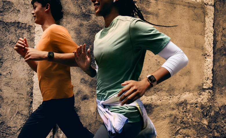 A runner using the Apple Watch SE 3.