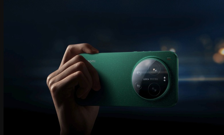 The Xiaomi 17 Ultra: Starlit Green color option.