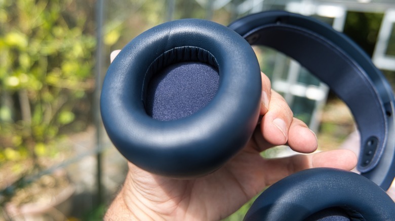 Close up of the Steelsereis Arctis Pro Omni padded earcups