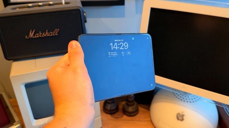Lack of crease on iPhone Duo inner display with Always On Display